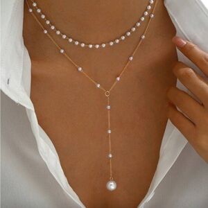Chic Gold and Pearl Necklace